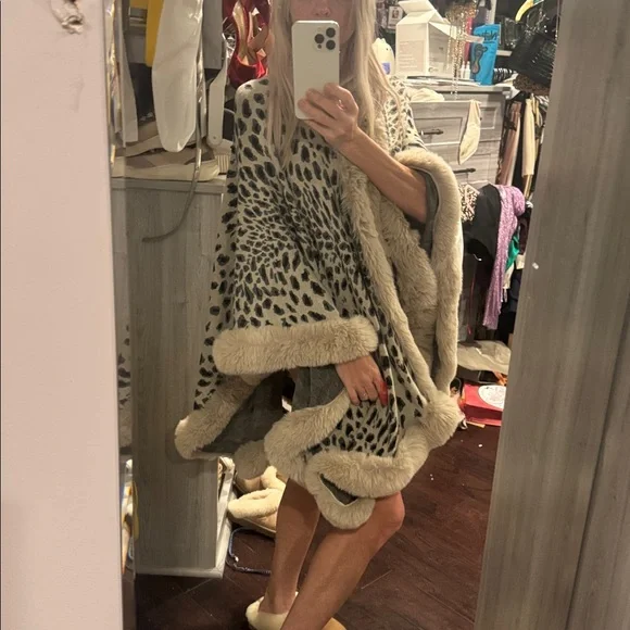 Leopard Print Faux Fur Trim Cape - Picture 4 of 4
